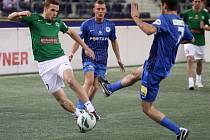 Indoor Fotbal Cup 2013 vyhrál Baumit Jablonec (v zeleném). Na snímku Filip Novák z Jablonce bojuje o míč s Lubošem Huškem z Liberce.