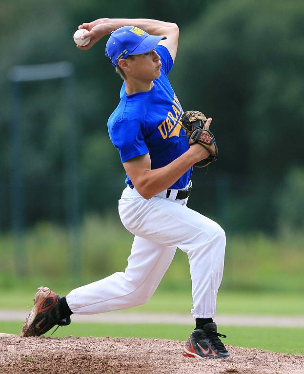 Mistrovství Evropy v baseballu 2012 odstartovalo. Německo (v bílém) si v úterý hladce poradilo s Ukrajinou a vyhrálo 11:1.