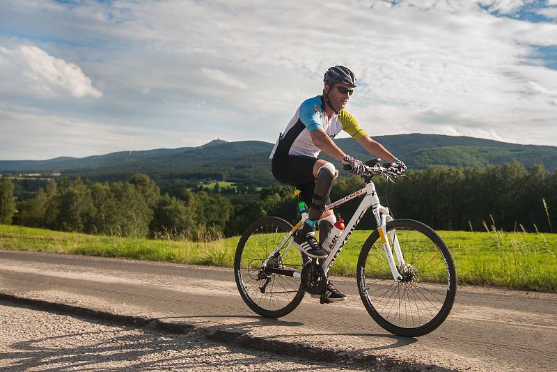 Pátý ročník nejdelšího cyklistického podniku v Česku, Metrostav Handy Cyklo Maraton, pokračoval 4. srpna. Pětidenního maratonu se účastní 42 čtyř nebo osmi členných týmů, které musí zdolat v limitu 111 hodin trasu o délce zhruba 2222 kilometrů.