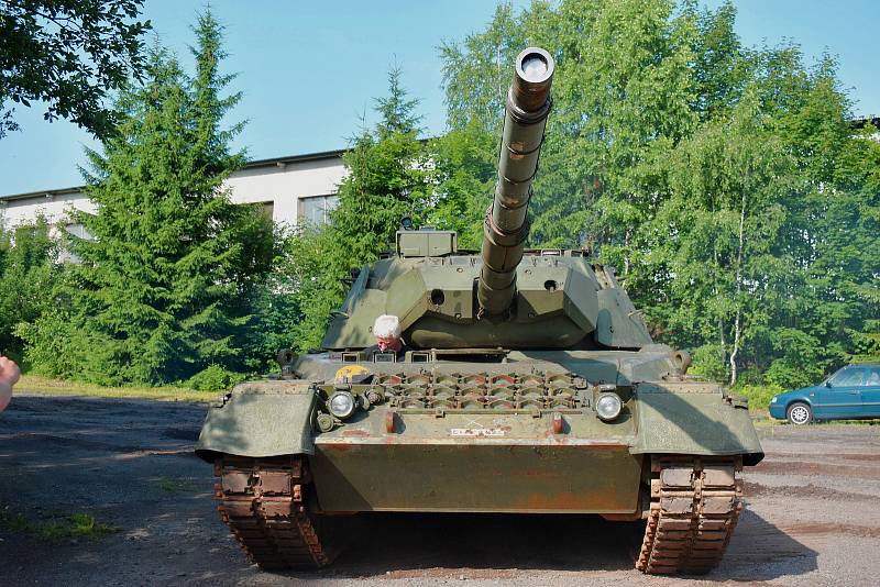 Nadšenci sdružení v Muzeu obrněné techniky dovezli do svého areálu tank Leopard 1 A5.