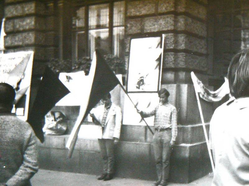 Československá a černá vlajka před libereckou radnicí, kde v srpnu zastřelili lidi.