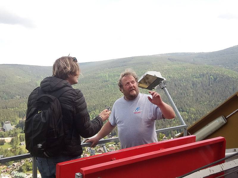 Areál skokanských můstků v Harrachově. Josef Slavík ukazuje startovní lavičku