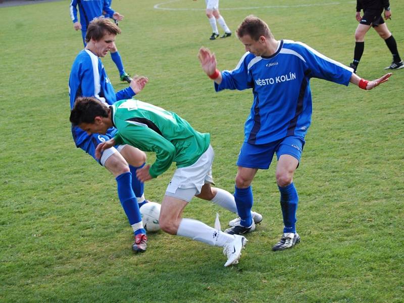 Jablonecký hráč neustál soubej se dvěma protihráčům a přišel o balón.