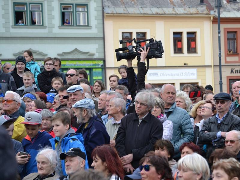 Prezident Miloš Zeman přijel do Jilemnice v doprovodu hejtmana Libereckého kraje Martina Půty. Očekávala je starostka Jana Čechová. 