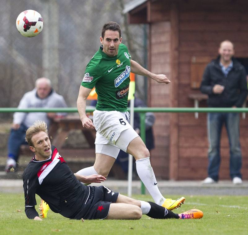 Juniorka Baumitu porazila Slavii Praha 3:1. Na snímku je Ondřej Mac ze Slavie a Lukáš Zoubele z Jablonce.