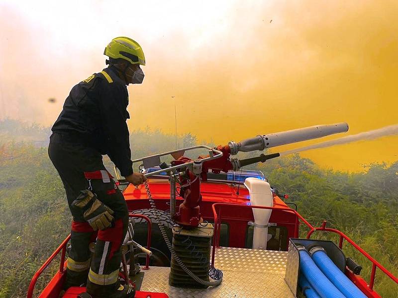 Dobrovolní hasiči JSDH Jablonec nad Nisou Paseky zasahují při požáru v Národním parku České Švýcarsko.