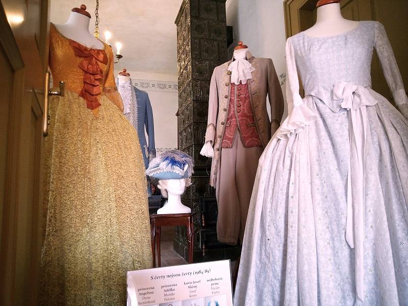 Na hradě Valdštejn odstartovala výstava originálních kostýmů z pohádek S čerty nejsou žerty a O princezně Jasněnce a létajícím ševci.