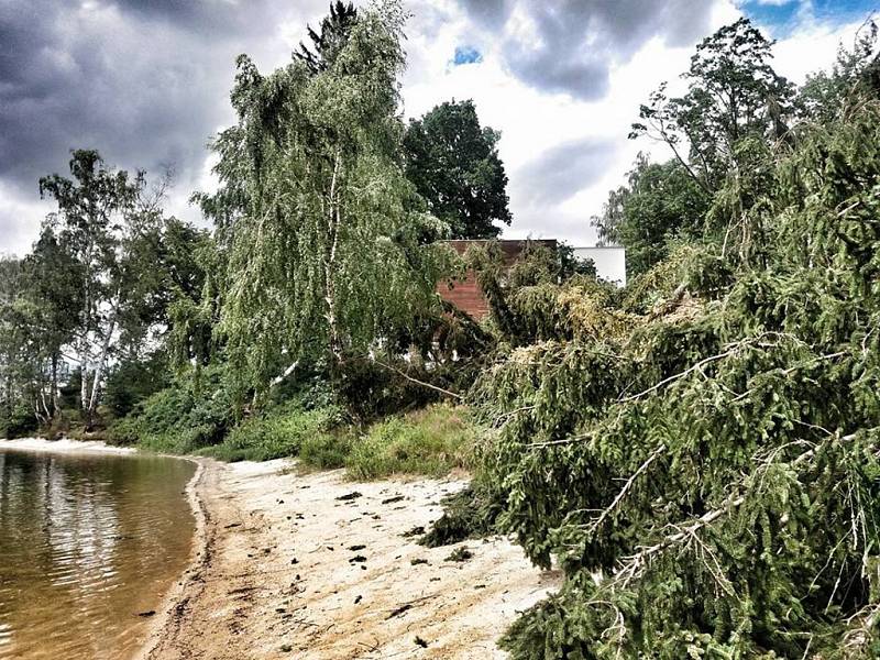 Sobotní apokalypsa po krátké ale razantní bouřce s vichřicí. 