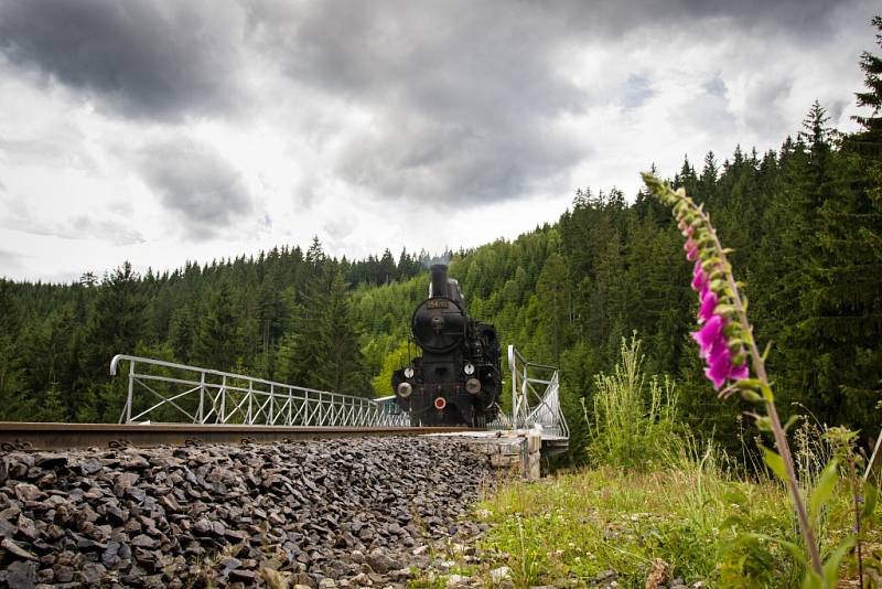 Parní lokomotiva Sedma jezdila o víkendu na trati Kořenov Harrachov. 