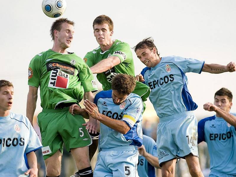 Ondrášovka cup. V hlavičkovém souboji jablonecký Petr Zábojník ( vlevo v zeleném s č. 5 ) a Milan Vukovič s domácím kapitánem Janem Flachbartem  ( č. 5 ) a Jaroslavem Nesvadbou ( č. 14 ).