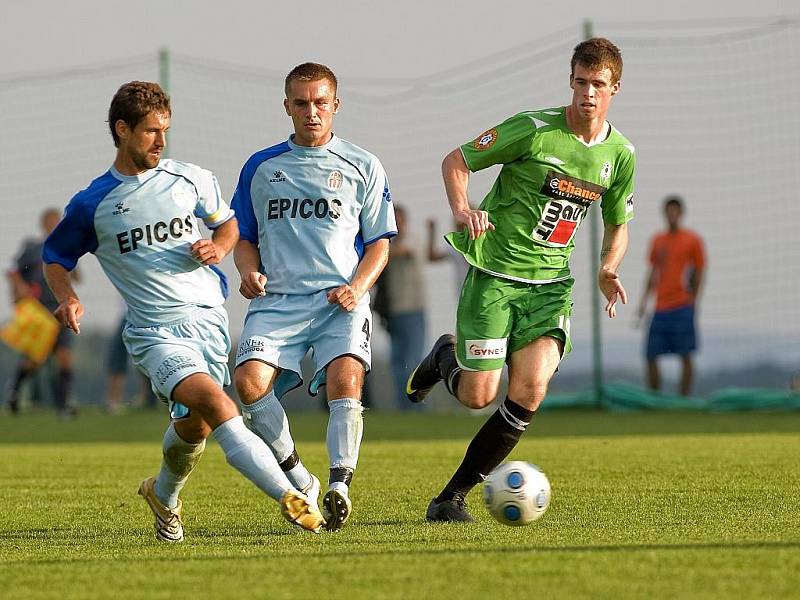 Ondrášovka cup. Na snímku domácí kapitán Jan Flachbart  (úplně vlevo ) rozehrává míč před dotírajícím jabloneckým Milanem Vukovičem  ( vpravo v zeleném ). Uprostřed domácí Jiří Svojtka.