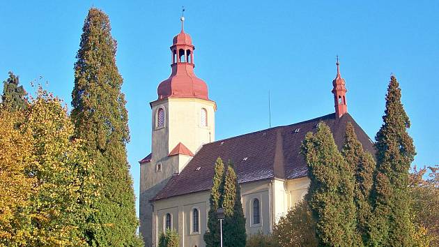 Kostel Nejsvatější Trojice ve Bzí.