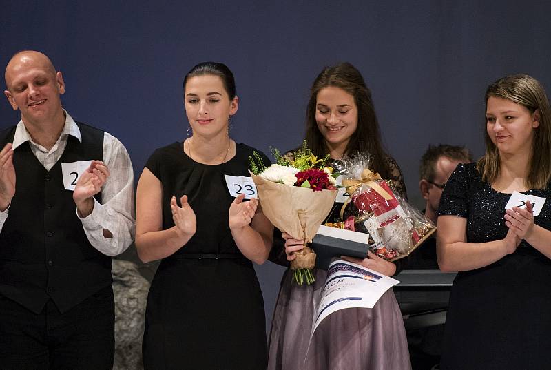 VIII. ROČNÍK soutěže Hvězdy nad Ještědem. Účastnilo se dvaadvacet zpěváků ve třech věkových kategoriích. Doprovázela je kapela Sto zvířat. V porotě usedly známé osobnosti a zpěváci.