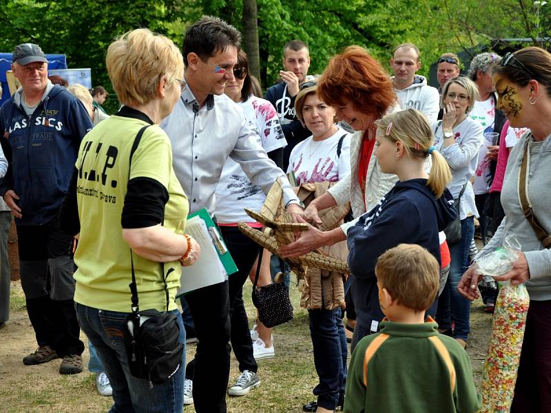 Nedražily se pouze sochy, ale také předměty od dalších sponzorů Sympozia.