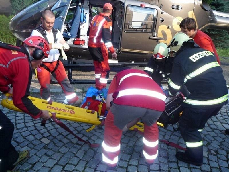  U železniční trati mezi Tanvaldem a Smržovkou na Jablonecku lidé našli v sobotu odpoledne těžce zraněnou ženu. Přiletěl pro ní vrtulník.