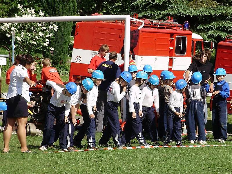 Sbor dobrovolných hasičů Zlatá Olešnice. Na startu útoku Plamen 2009.