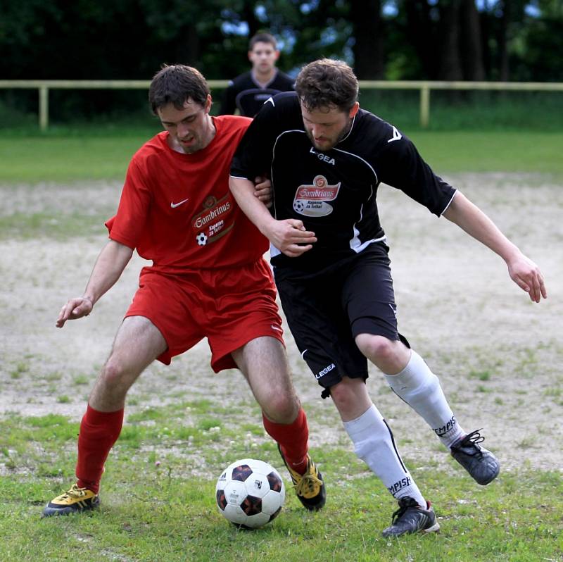 Nová Ves se rozloučila se soutěží vítězstvím nad Rádlem (v černém) 2:1.