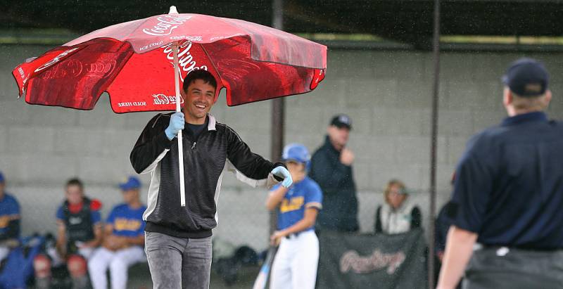Mistrovství Evropy v baseballu 2012 odstartovalo. První den přirpavila starosti pořadatelům voda z prudkých dešťů.