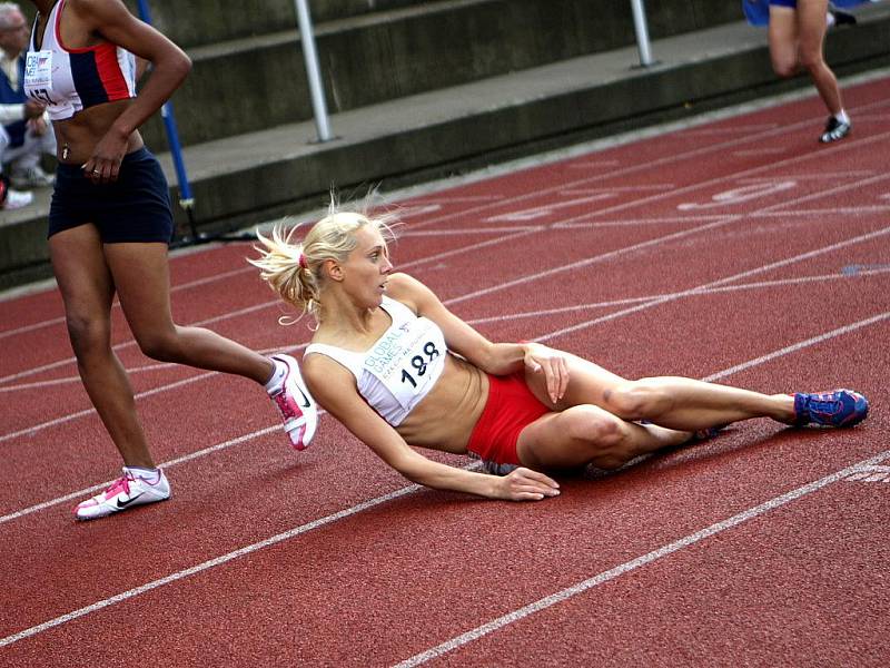 V Jablonci na Střelnici vrcholí atletické klání sportovců s intelektuálním handicapem Global Games 2009. Ve čtvrtek proběhlo 10 finále. Doběh 400 žen, druhá Polka Sabina Stenka téměř zkolabovala. zvedla jí ze země třetí Britka Monique Davis.