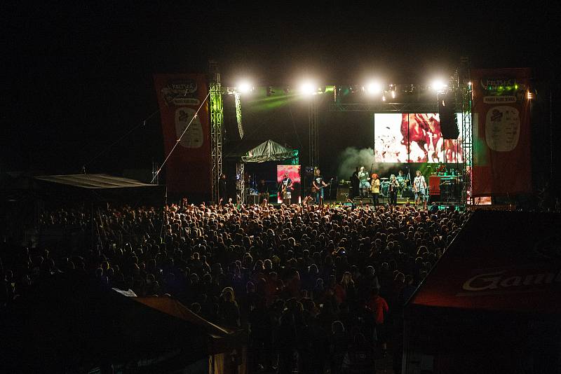 Festival Keltská Noc! 2019 pod skokanskými můstky v Harrachově. Koncert kapely Tři sestry.