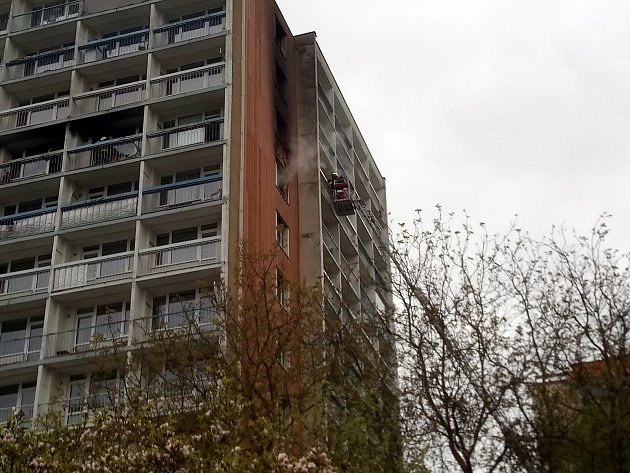 V Železném Brodě hořel byt v panelovém domě. Hasiči zachránili pět lidí