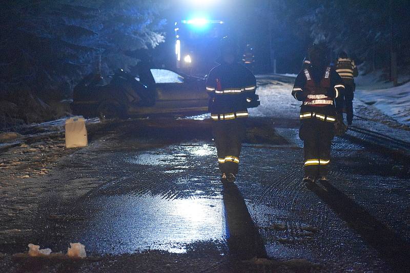 Na velikonoční pondělí večer se stala na silnici kousek pod Dolní Černou Studnicí směrem na Jablonec tragická nehoda.