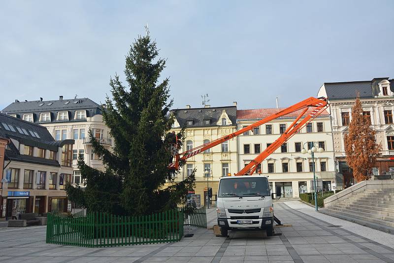 Jablonecký vánoční strom je ozdoben, rozsvítí se ale bez programu a veřejnost.