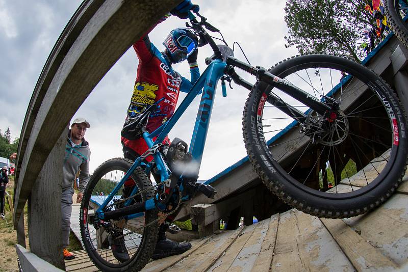 Kvalifikace závodu světové série horských kol ve fourcrossu, JBC 4X Revelations, proběhla 14. července v bikeparku v Jablonci nad Nisou. Finále se koná 15. července. Na snímku je Tomáš Slavík.