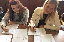 Studentky Nela Laurinová a Barbora Švarcová ze Střední průmyslové školy textilní představily první šaty z kolekce, kterou aktuálně tvoří pro finalistky Miss Libereckého kraje.