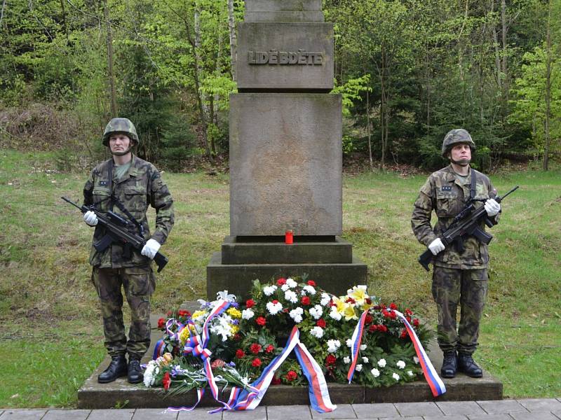 Pietní setkání u příležitosti 70. výročí skončení 2. světové války u památníku v Rýnovicích. 