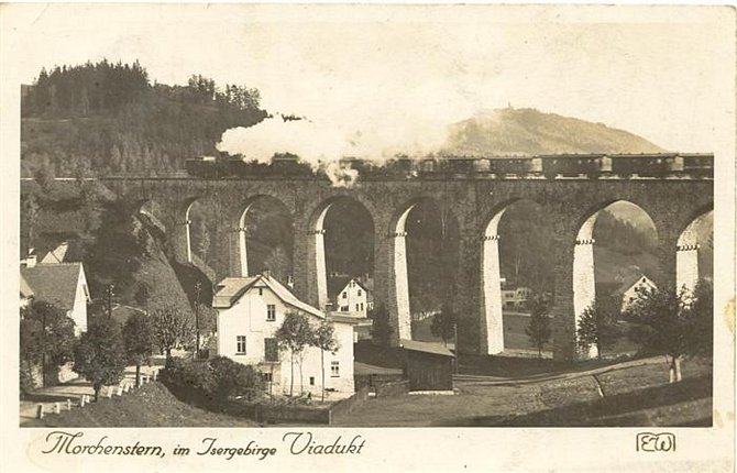 Dominantou Smržovky je železniční viadukt. Byl vystavěn v letech 1893 až 1894 italskými mostními staviteli.