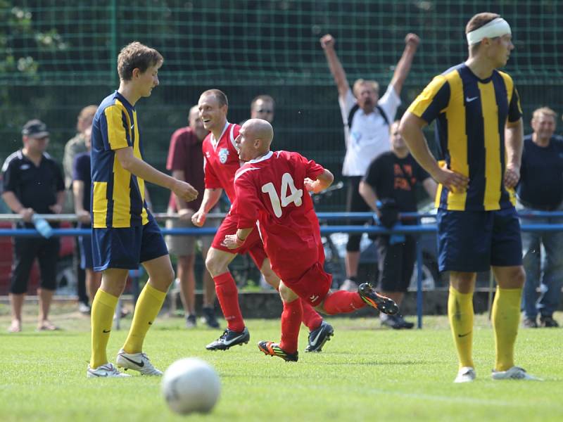 Fotbalisté Železného Brodu získali první divizní bod. Se Svitavy (v pruhovaném) hráli 1:1. 