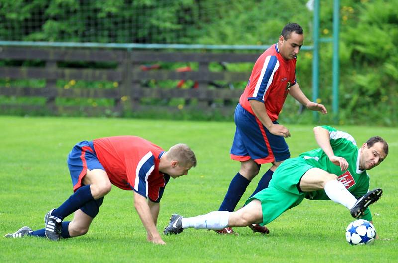 Fotbalisté Plavů (v zeleném) doma přejeli béčko Velkých Hamrů 5:0.