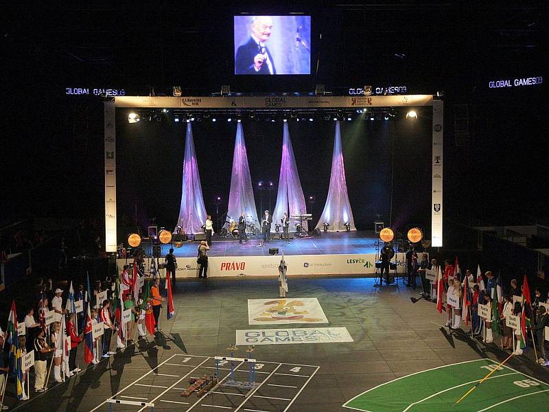 Zahajovací ceremoniál Global Games 2009 byla hodinu a půl trvající interaktivní show. Moderovali Marcela Augustová a Miloš Pecháček. Kromě tanečních vystoupení A styl – Cheerleaders a studia TAKT Liberec, diváci slyšeli i soubor bicích nástrojů Aries.