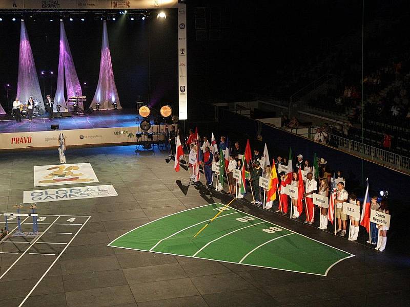 Zahajovací ceremoniál Global Games 2009 byla hodinu a půl trvající interaktivní show. Moderovali Marcela Augustová a Miloš Pecháček. Kromě tanečních vystoupení A styl – Cheerleaders a studia TAKT Liberec, diváci slyšeli i soubor bicích nástrojů Aries.