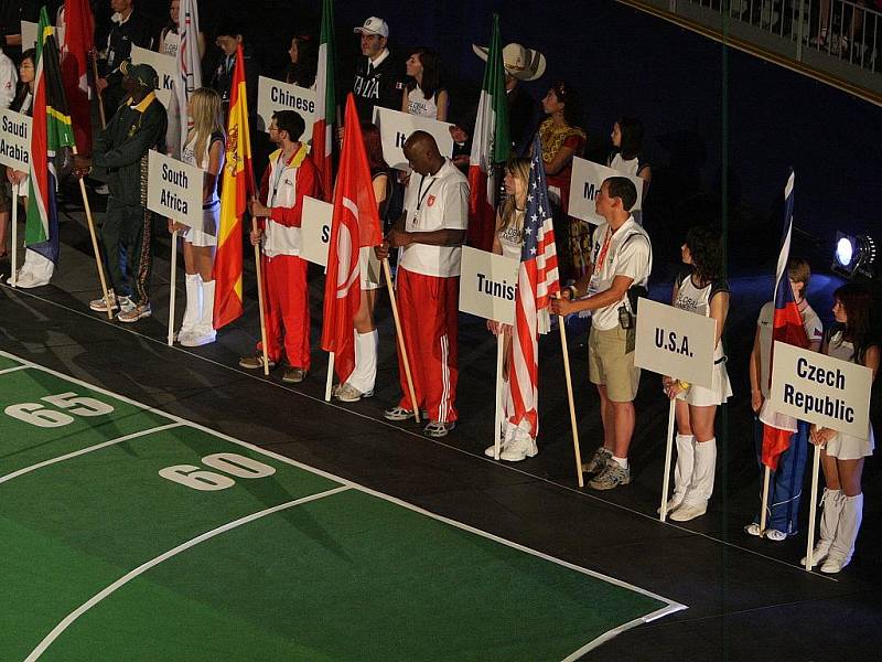 Zahajovací ceremoniál Global Games 2009 byla hodinu a půl trvající interaktivní show. Moderovali Marcela Augustová a Miloš Pecháček. Kromě tanečních vystoupení A styl – Cheerleaders a studia TAKT Liberec, diváci slyšeli i soubor bicích nástrojů Aries.