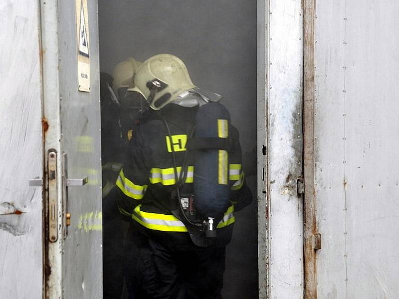 Hořely garáže - cvičně. Záchranáři si ve čtvrtek dopoledne ověřili nejen svou akceschopnost, ale také vliv na průjezdnost městem, pokud by se závažná událost stala na dopravní tepně vedoucí z Jablonce na Prahu a Železný Brod.