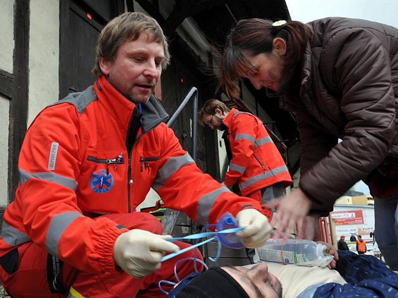 Hořely garáže - cvičně. Záchranáři si ve čtvrtek dopoledne ověřili nejen svou akceschopnost, ale také vliv na průjezdnost městem, pokud by se závažná událost stala na dopravní tepně vedoucí z Jablonce na Prahu a Železný Brod.