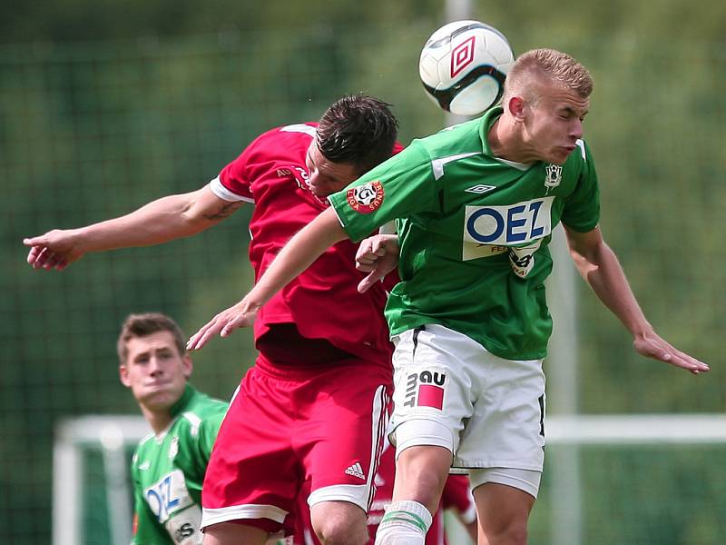 Juniorka Jablonce prohrála v derniéře s Převýšovem. Na snímku jablonecký David Hloušek v souboji.