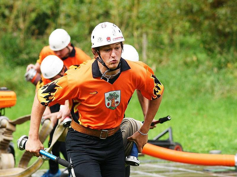 Podkozákovská hasičská liga. Předposlední kolo v Benešově u Semil. Tatobity a sedmé místo s časem 15,81 vteřiny.