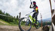 Kvalifikace závodu světové série horských kol ve fourcrossu, JBC 4X Revelations, proběhla 14. července v bikeparku v Jablonci nad Nisou. Finále se koná 15. července. Na snímku je Benedikt Last.