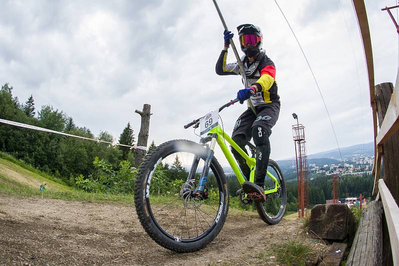 Kvalifikace závodu světové série horských kol ve fourcrossu, JBC 4X Revelations, proběhla 14. července v bikeparku v Jablonci nad Nisou. Finále se koná 15. července. Na snímku je Benedikt Last.