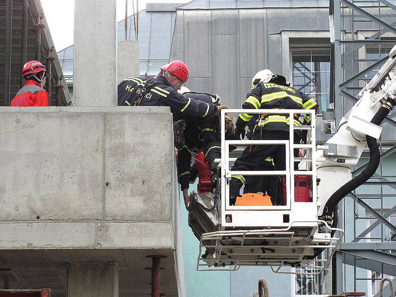 K pracovnímu úrazu došlo na stavbě jablonecké firmy Malina Safety kolem třetí hodiny odpoledne. Čtyřiapadesátiletý Polák propadl lešením o jedno patro.