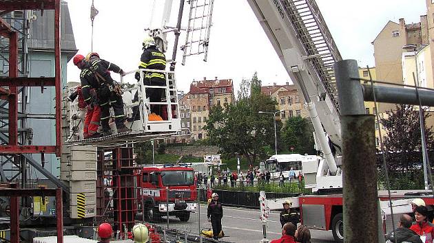 K pracovnímu úrazu došlo na stavbě jablonecké firmy Malina Safety kolem třetí hodiny odpoledne. Čtyřiapadesátiletý Polák propadl lešením o jedno patro.