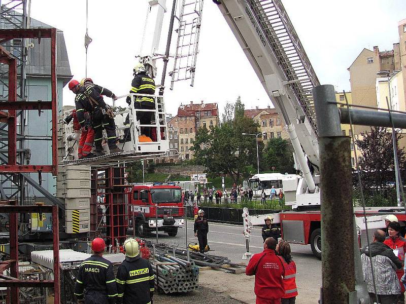 K pracovnímu úrazu došlo na stavbě jablonecké firmy Malina Safety kolem třetí hodiny odpoledne. Čtyřiapadesátiletý Polák propadl lešením o jedno patro.