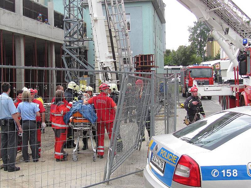 K pracovnímu úrazu došlo na stavbě jablonecké firmy Malina Safety kolem třetí hodiny odpoledne. Čtyřiapadesátiletý Polák propadl lešením o jedno patro.