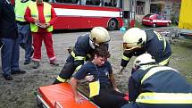 Cvičení složek Integrovaného záchranného systému Libereckého kraje, jehož námětem byla dopravní nehoda osobního vlaku s velkým počtem zraněných osob, proběhlo ve středu v Tanvaldě.