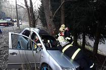 Vážná nehoda. Auto u Jablonce narazilo do stromu.