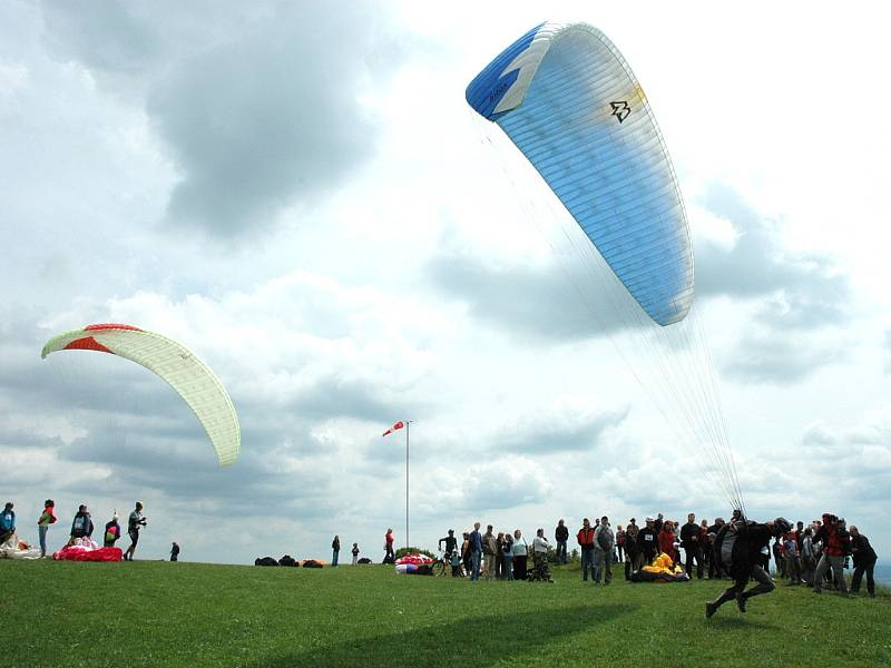 Mistrovství ČR v extrémním závodě štafet I. kategorie EXTREM CUP 2009 se čtyřmi disciplínami běh, mtb, paragliding a kajak odstartoval na Žluté plovárně v Malé Skále. Běžci předali štafetu bikerovi. Ten na Kozákově předal paraglidistovi. 