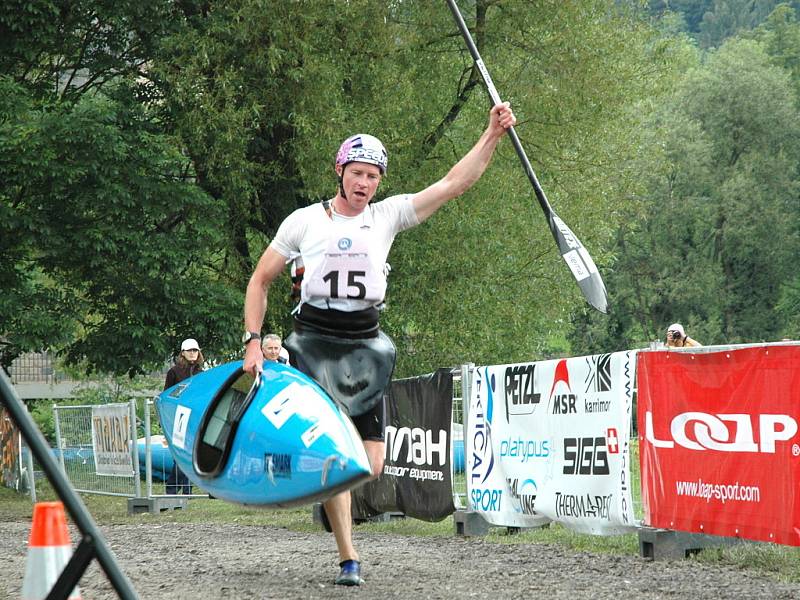 Mistrovství ČR v extrémním závodě štafet I. kategorie EXTREM CUP 2009 se čtyřmi disciplínami běh, mtb, paragliding a kajak odstartoval na Žluté plovárně v Malé Skále. Běžci předali štafetu bikerovi. Ten na Kozákově předal paraglidistovi. 